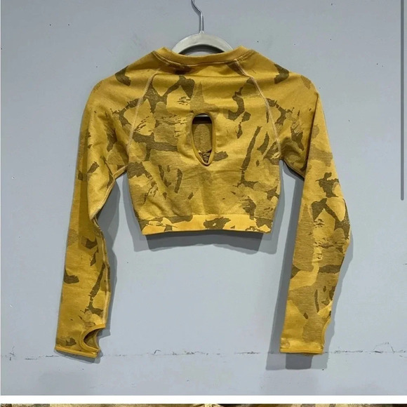 New GYMSHARK ADAPT CAMO YELLOW crop top (matching leggings in closet) - Picture 3 of 4